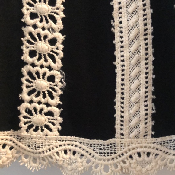 Adorable flowy top with collar. - Picture 5 of 6